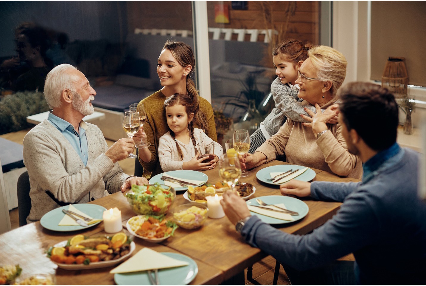خوردن غذا در کنار دوستان و خانواده بخش مهمی از یک الگوی غذایی مدیترانه ای